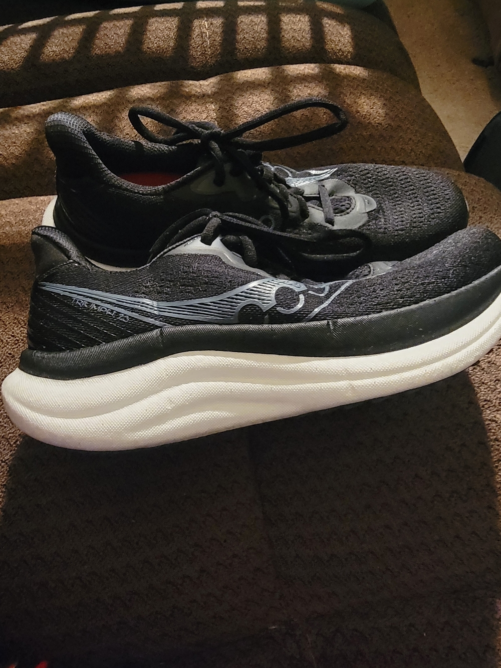 Saucony TRIUMPH 23 Women's Black and White Athletic Shoes